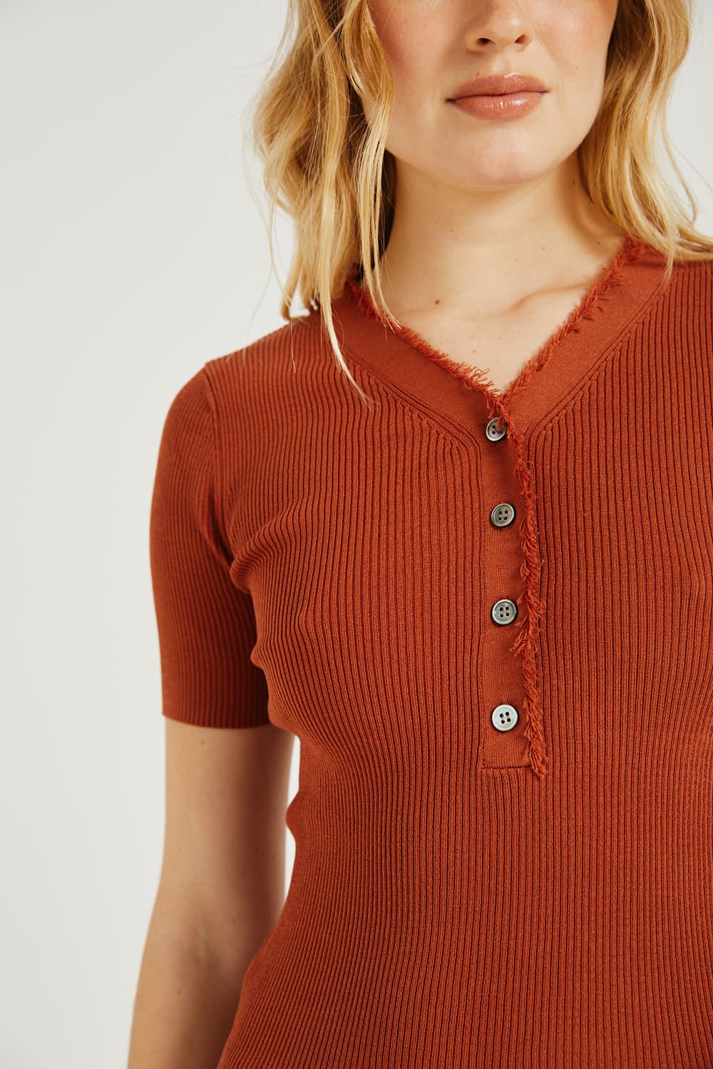 RC2605 - REMERA TEJIDA AVI